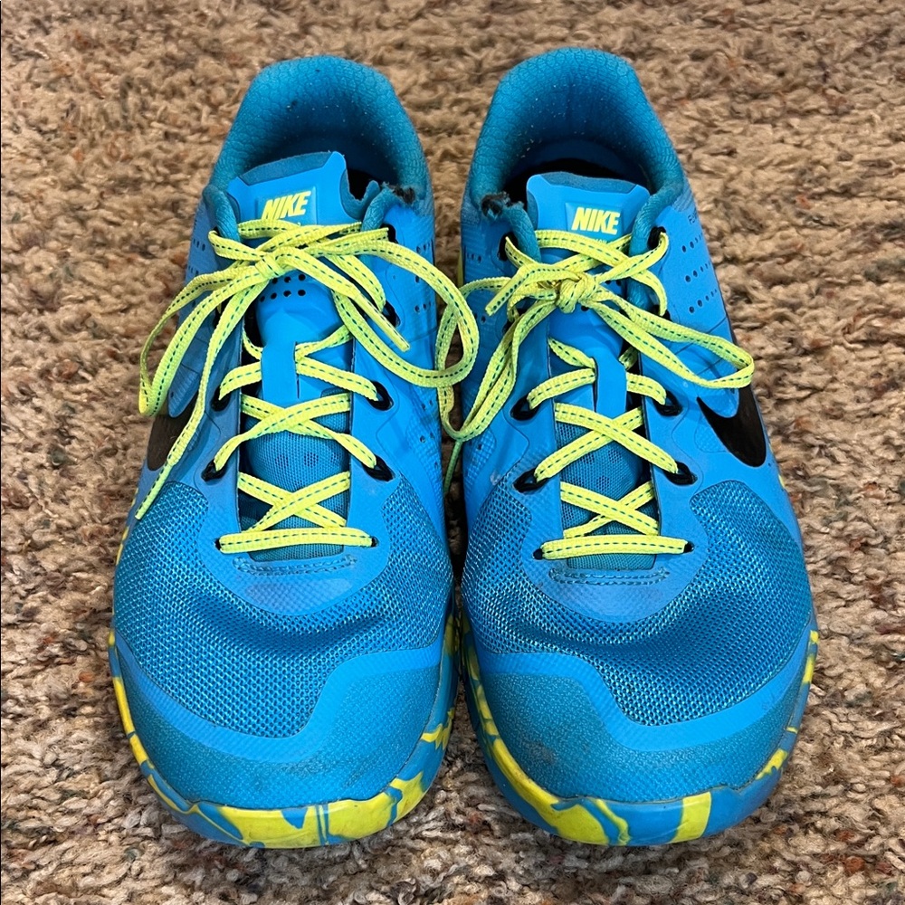 Hot colors 🔥 Nike Women’s Blue and Neon Yellow Training Sneakers